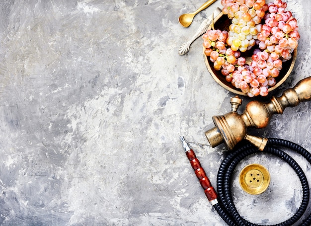Huka mit Aromatrauben auf konkretem Hintergrund