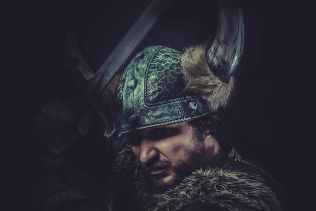 Humano, disfraz, guerrero vikingo con una enorme espada y casco con cuernos