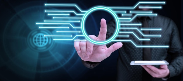 Humano em terno de escritório segurando telefone móvel e pressionando um botão virtual com o dedo Imagem futurista com brilho de cor Textholder contém informações importantes
