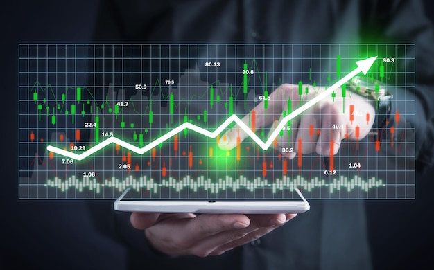 Humano mostrando gráfico e estatísticas do mercado de ações Análise de negociação Forex