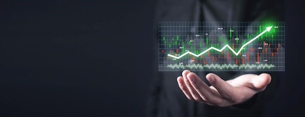 Humano mostrando gráfico e estatísticas do mercado de ações Análise de negociação Forex