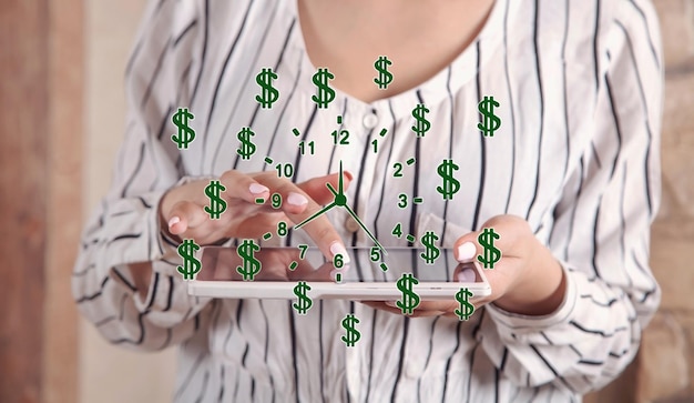 Foto humano mostrando relógio com símbolos de dólar tempo é dinheiro