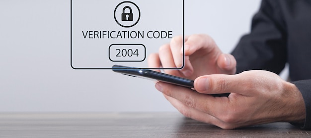 Humano usando un teléfono inteligente Código de verificación de identidad Seguridad cibernética