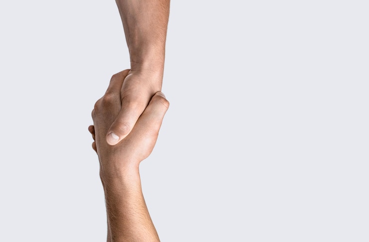 Foto humans hand saving another human conceito de salvação doação ajudando mão ajudando mão