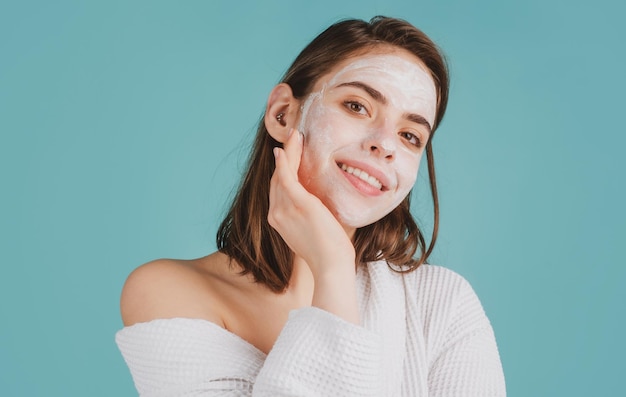 Humedad para la piel hermosa mujer joven con piel limpia y fresca aplicando tratamiento de crema cosmética en la cara