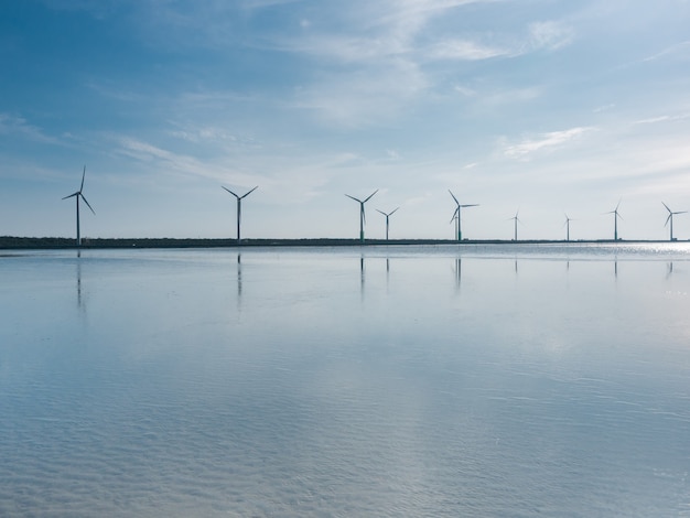 humedales con energía eólica en un día soleado