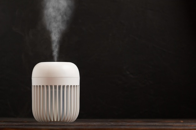 Humidificador de aire moderno sobre fondo negro