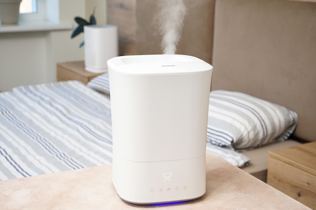 Humidificador ultrasónico en la casa. Humidificador moderno en el dormitorio.