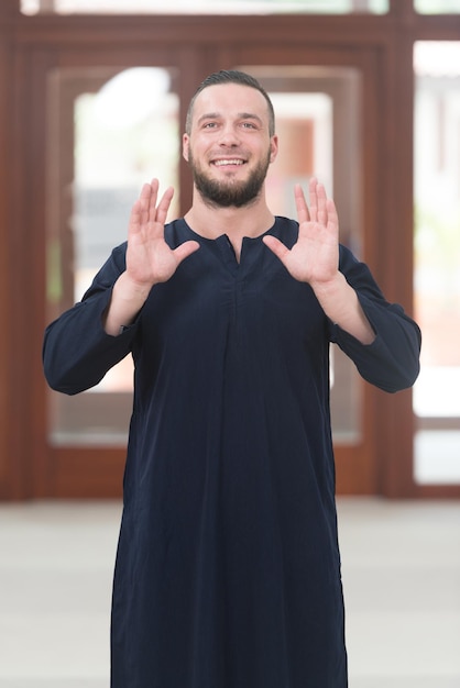 Humilde hombre musulmán está rezando en la mezquita