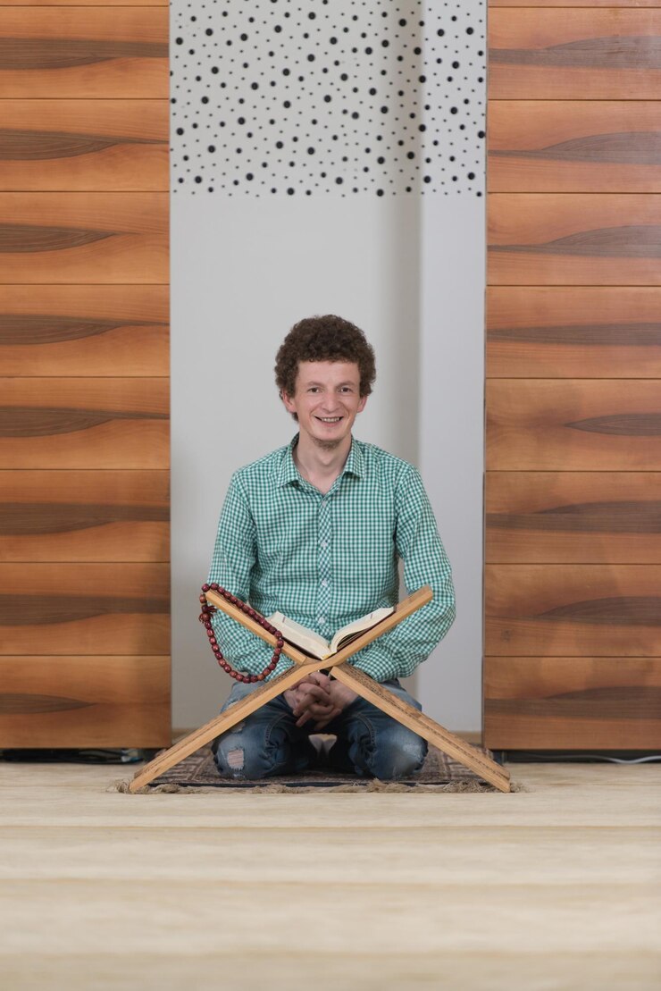 Foto humilde oración musulmana leyendo el corán