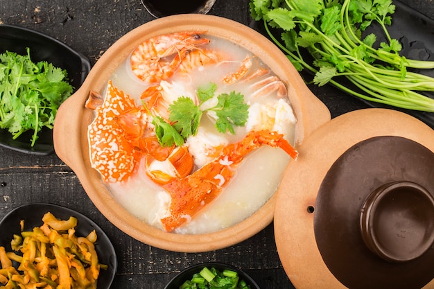 Hummer Meeresfrüchte Congee in einer Kasserolle