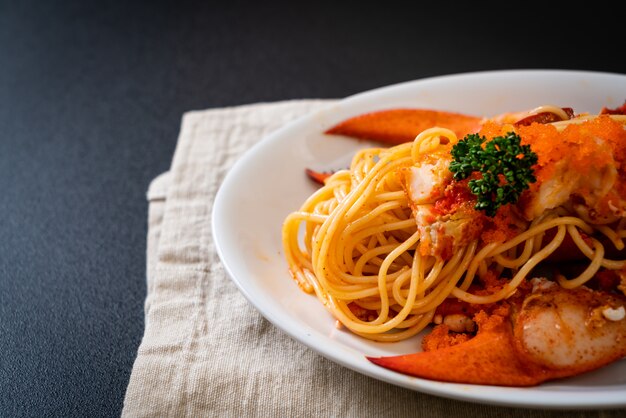 Foto hummer-spaghetti mit garnelen und ei