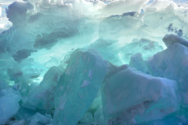 Hummocks transparentes claros de hielo azul en el lago congelado