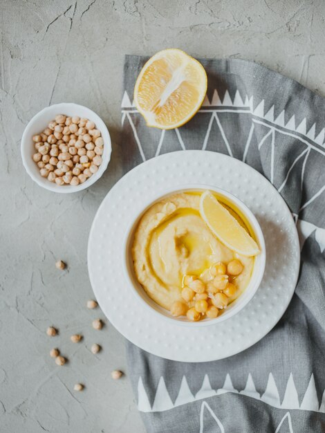 Hummus aus Kichererbsen mit Olivenöl und Zitrone