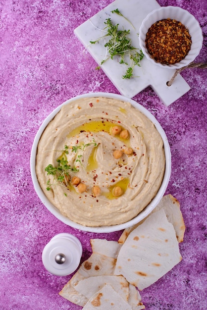 Hummus aus Kichererbsen und Fladenbrot