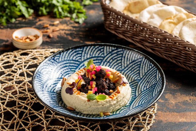 Hummus con Beef Tikka servido en un plato aislado en la vista superior de la mesa del desayuno árabe