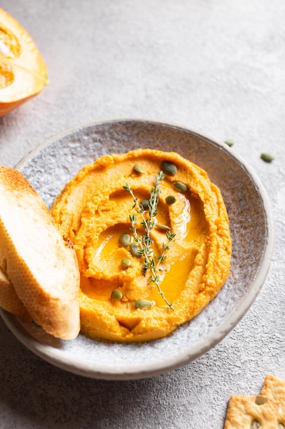 Hummus de calabaza decorado con verduras y pan tostado