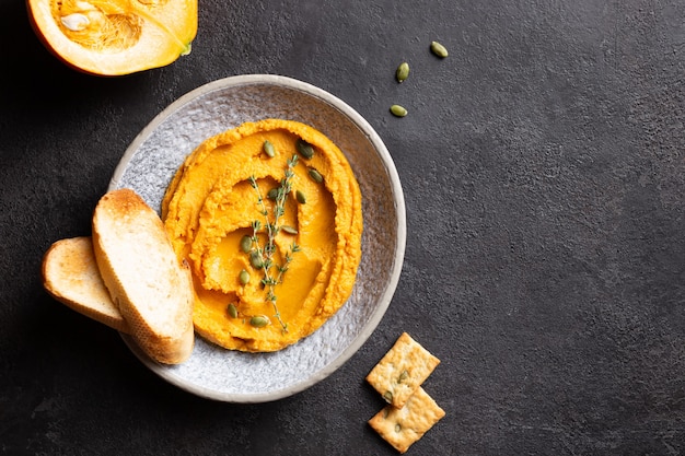 Hummus de calabaza decorado con verduras y pan tostado