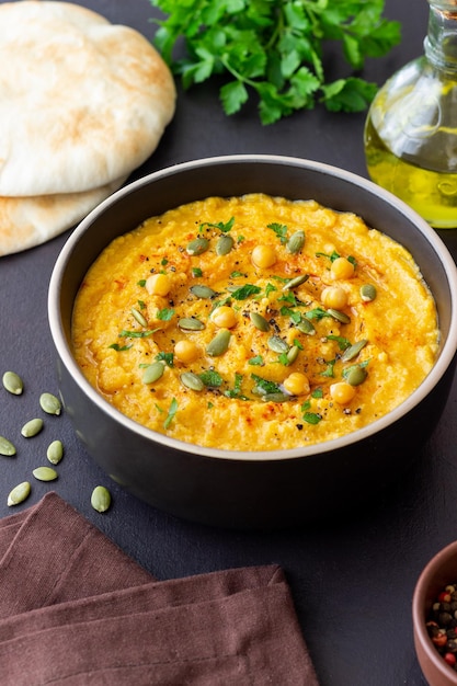 Hummus de calabaza con semillas y verduras Alimentación saludable Comida vegetariana