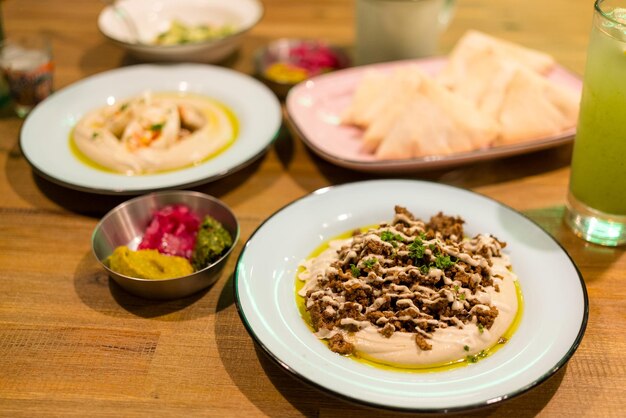 Hummus con carne de cordero cocina israelí