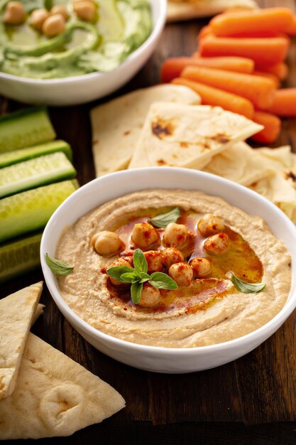 Hummus caseiro com pão plano