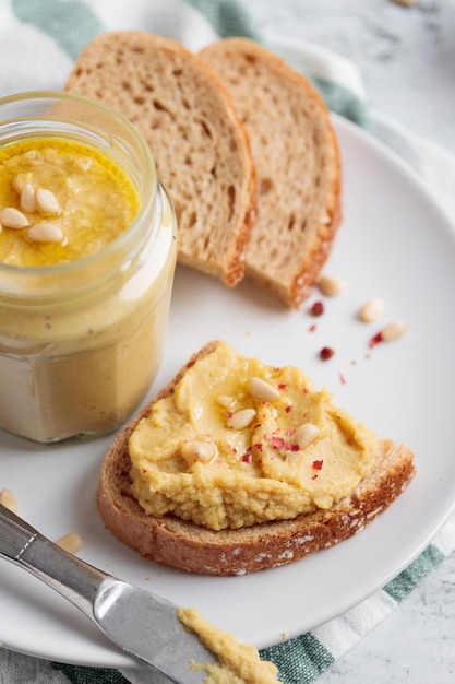 Hummus casero con piñones y pan