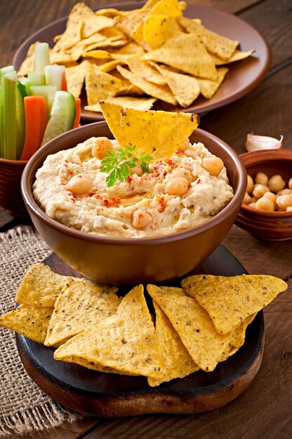 Hummus casero saludable con aceite de oliva y papas fritas