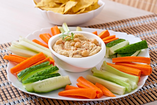 Hummus casero saludable con aceite de oliva y papas fritas