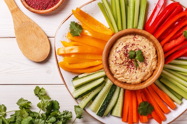 Hummus casero saludable con una variedad de verduras frescas.