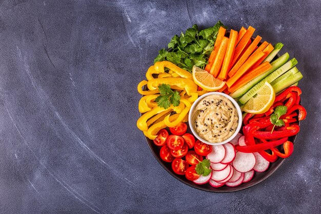 Hummus casero con verduras frescas