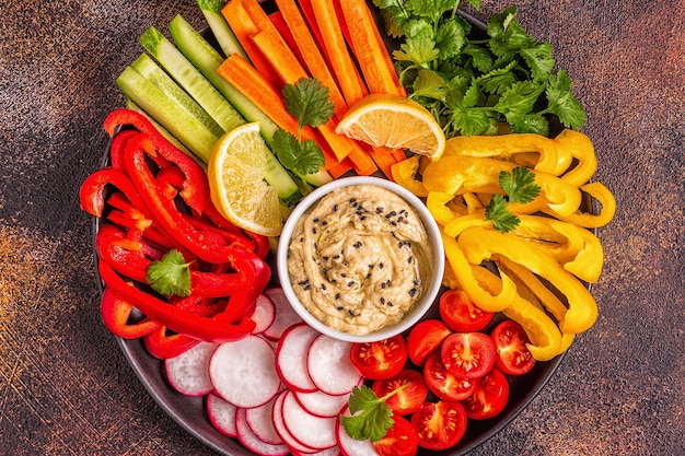 Hummus casero con verduras frescas