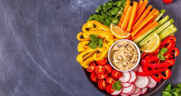 Hummus casero con verduras frescas