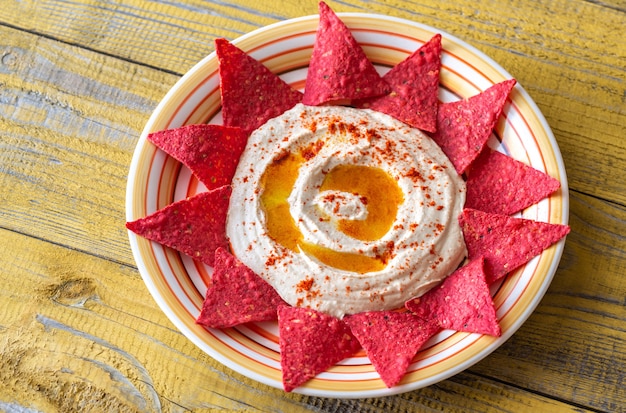 Hummus con chips de tortilla