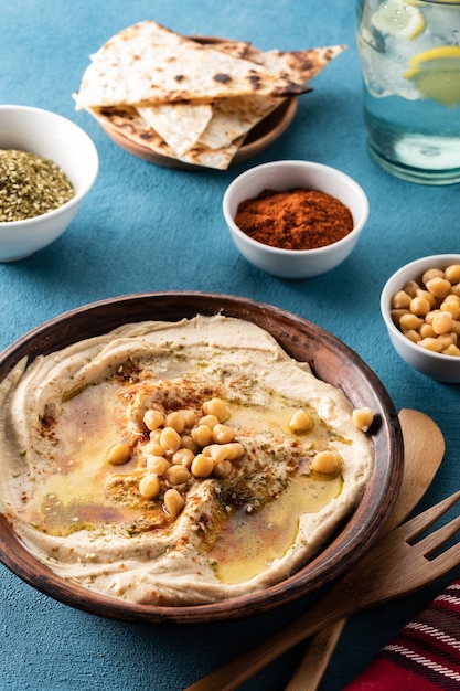 Hummus clásico con garbanzos, pimentón, aceite de oliva y especias orientales