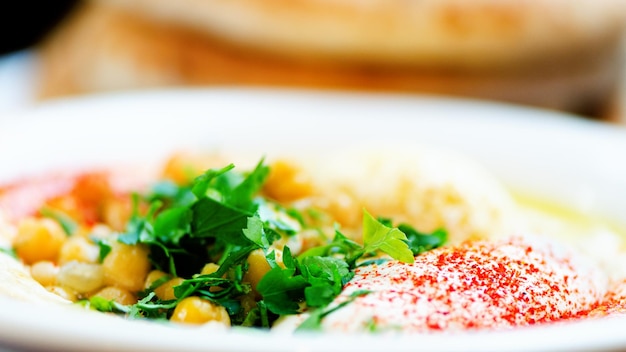 Hummus clásico con perejil y pita Receta tradicional de comida judía y cocina del medio oriente