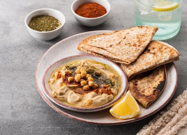 Hummus clássico com grão de bico, pimentão, azeite e especiarias orientais. Lanche popular mediterrâneo de grão de bico e macarrão tahine.