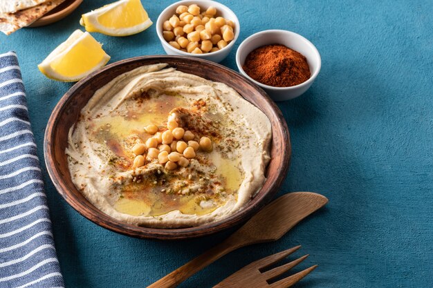 Hummus clássico com grão de bico, pimentão, azeite e especiarias orientais