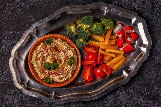 Hummus clássico com legumes no prato