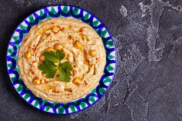 Hummus clássico no prato