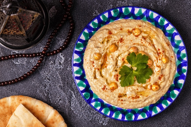 Hummus clássico no prato