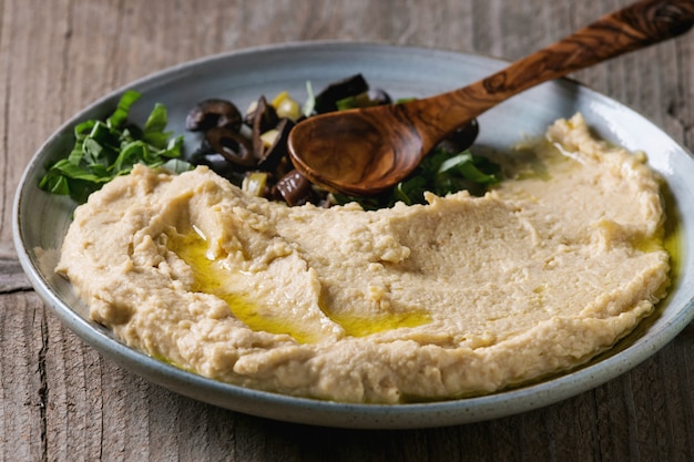 Hummus com azeitonas e ervas