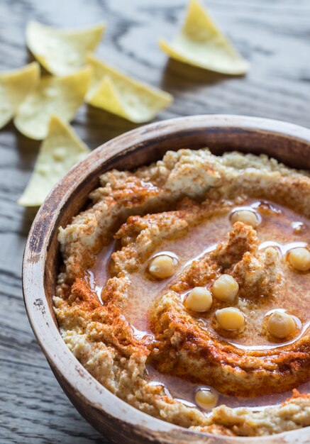 Hummus com batatas fritas de pacote