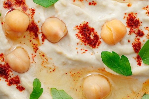 Hummus com especiarias de óleo de grão de bico e salsa verde