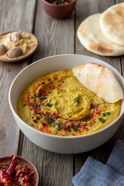 Hummus com temperos e pita. Alimentação saudável. Comida vegetariana. Dieta.