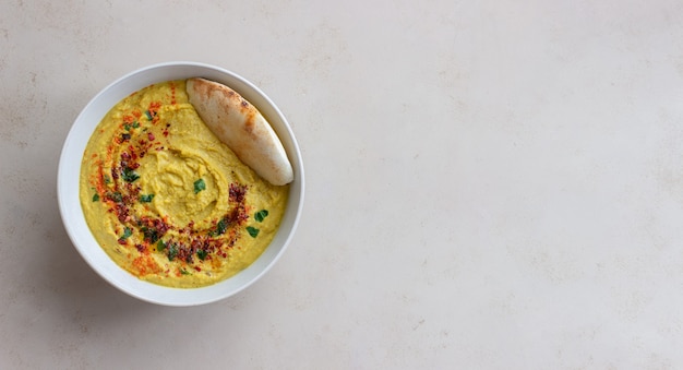 Hummus com temperos e pita. Alimentação saudável. Comida vegetariana. Dieta.