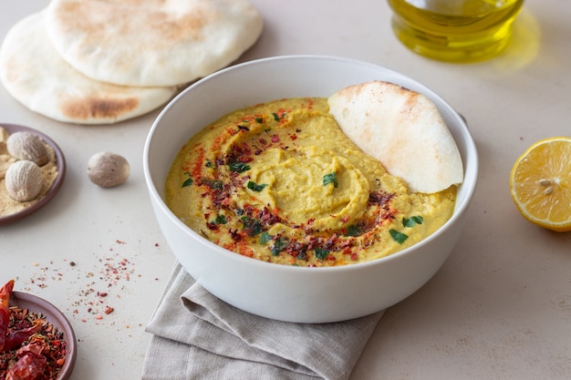 Hummus com temperos e pita. Alimentação saudável. Comida vegetariana. Dieta.