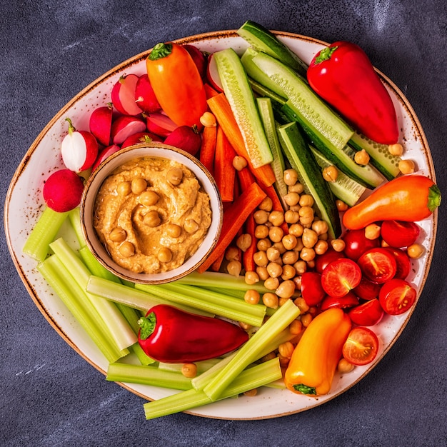 Hummus com vários vegetais crus frescos