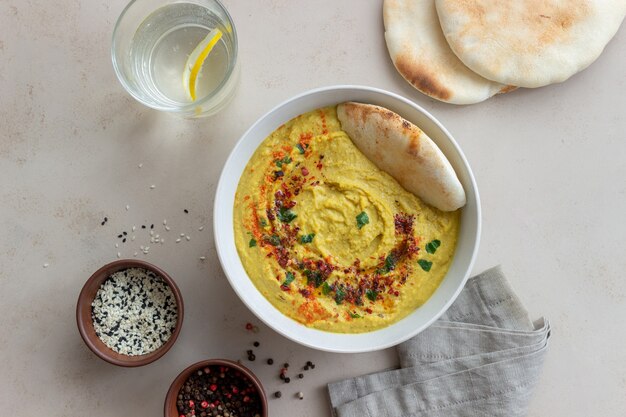 Hummus con condimentos y pita. Alimentación saludable. Comida vegetariana. Dieta.