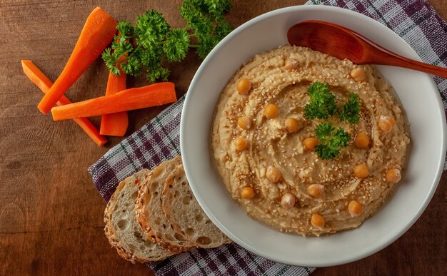 Hummus cremoso casero con aceite de oliva