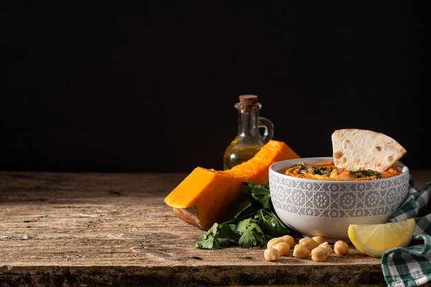 Hummus de abóbora em uma tigela na mesa de madeira